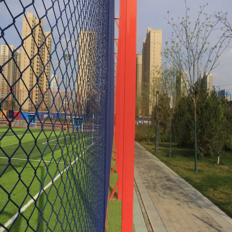 ملعب كرة قدم داخلي وخارجي بدون - مراجعة Outdoor Sport Club وسعره
